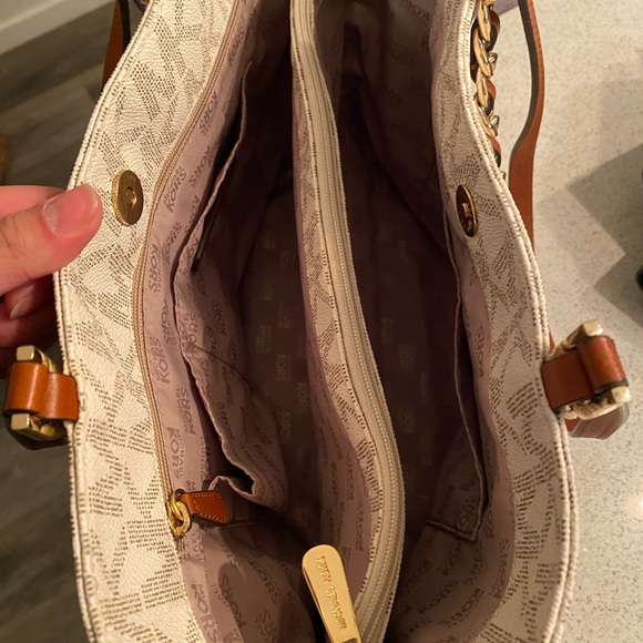 Micheal Kors Bag - Picture 2 of 2